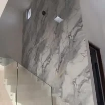 Escalera con muro de mármol PVC