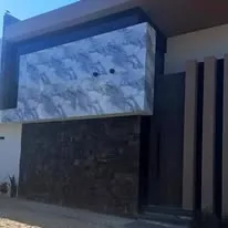 Fachada con acabado tipo mármol