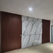 Muro interior con mármol PVC y lambrín